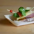 Következő termékkép Fingerfood tálca fa hajó alakú 16,5 x 8,5 cm [100 db]