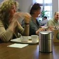 Következő termékkép Szemetes edény, csuklós fedéllel, asztallap, 1,5 l, rozsdamentes acél, VEPA KEDÉLY, szürke